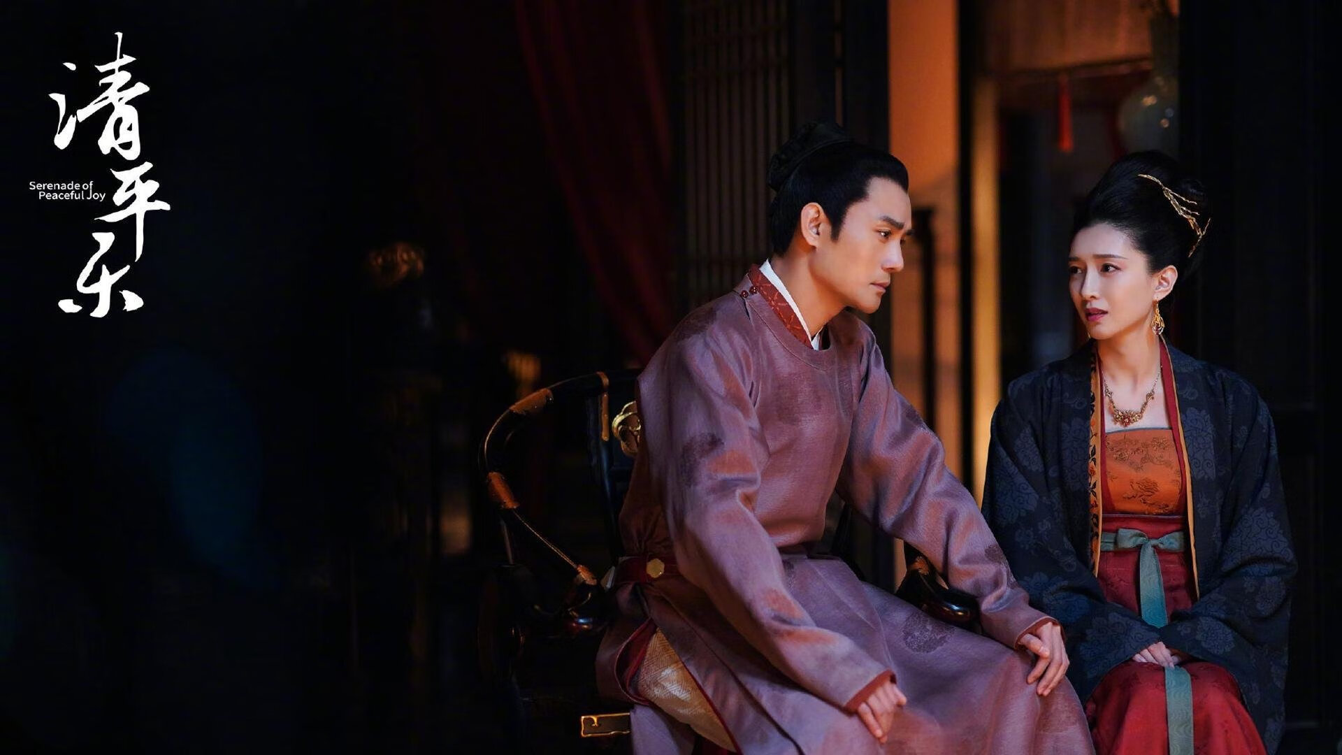 海边冲浪与帆板联合比赛，海浪中展现青春力量，冲浪和帆板哪个好玩