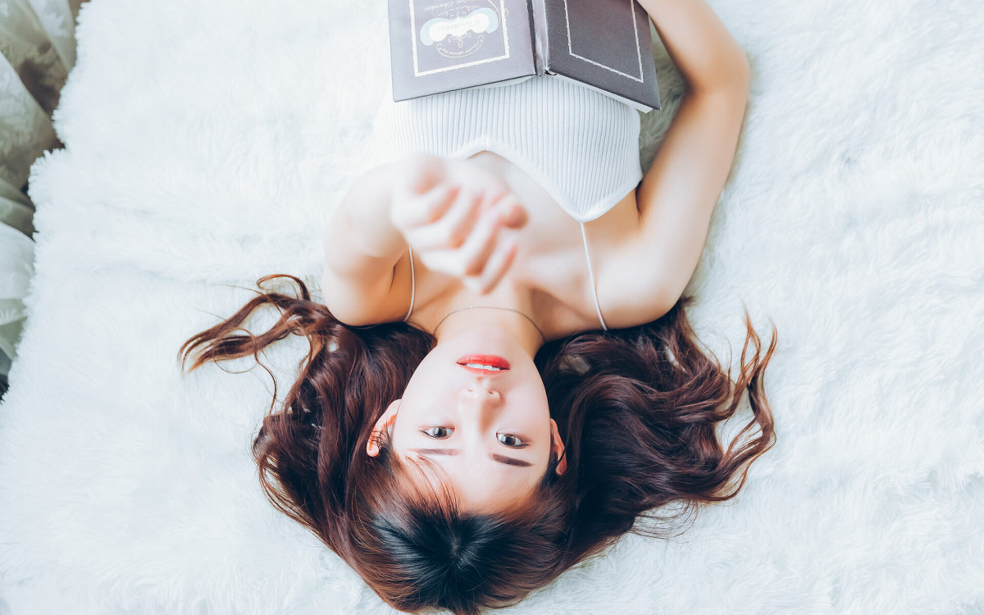 西甲豪门比拼，战术变化层出不穷，精彩片段不断出现，豪门三强挥金如土,赚足流量的西甲联赛迎来新伙伴