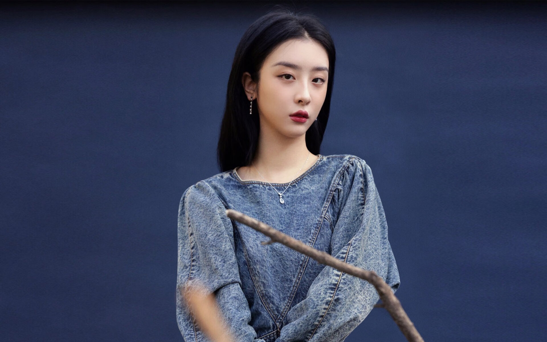 开云官方网站-梅西连续两场破门，巴萨客场击败对手，梅西两传 巴萨2-2遭绝平